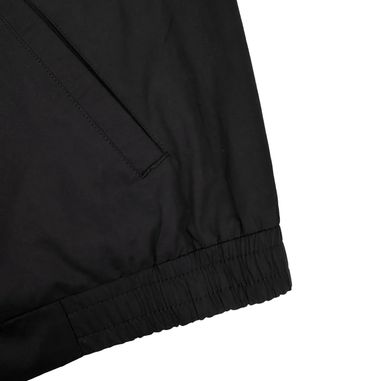 🅿️520 Ralph Lauren Ralph Lauren embroidered zipper jacket (black). The original product was purchased for 2,490 and developed. The fabric is made of custom-made cotton double-ply small diagonal elegant fabric. It is soft and silky, comfortable and close to the skin. It uses pure black as the base color. A touch of light gold pony logo embroidery is embellished on the chest. It is more dazzling because of the black background. It is low-key and powerful. Subtle gloss changes inject breathing and vitality into the black jacket. Outline high-end outlines with extreme simplicity, showing taste in silence. Universal adaptability to style, using imported machine embroidery technology. Use advanced computer control system and precision mechanical components to realize the iconic pony embroidery operation. High precision. The lines are smooth and delicate. The template machine opens the bag. The preset template guides the position, shape and size of the bag. The accuracy ensures the quality of the bag opening effect. Infrared positioning cutting machine achieves precise positioning of the material through infrared transmitter and infrared receiver. The accuracy can reach the micron level, thereby meeting the effect of high-precision cutting of plaid alignment. The fabrics have been carefully washed, have a better hand feel, are not easy to deform, shrink, and fade, and maintain long-term beauty. Size:S-M-L-XL